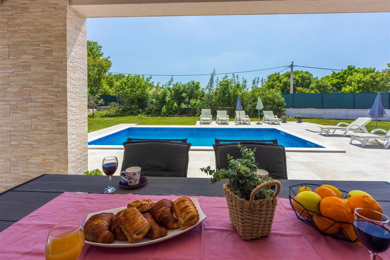 Vila Tersaz Trget 0 900 3 Vila Tersaz Trget 0 900 3